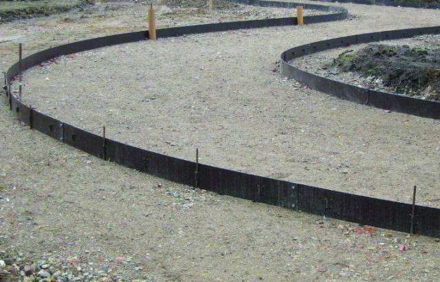 Titan innfestes med 5 armeringsjern per lengde på 5 meter.  Lengdene boltes sammen med bolter som medfølger.  Når kanten står slik du ønsker slås jernene helt ned.