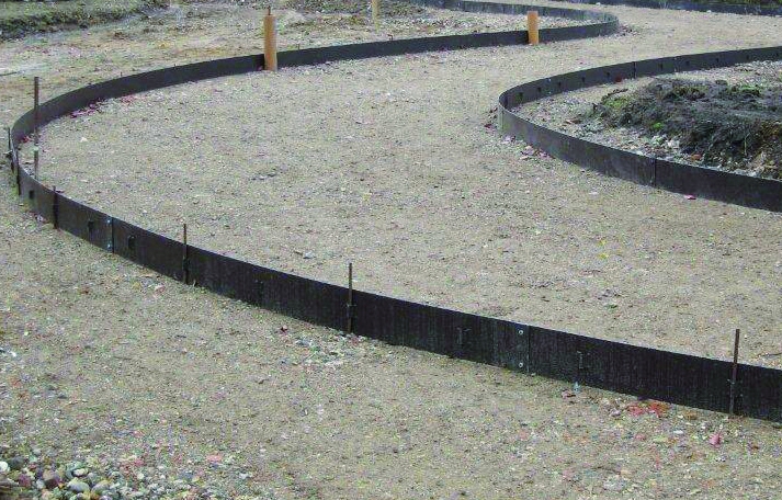 Titan innfestes med 5 armeringsjern per lengde på 5 meter.  Lengdene boltes sammen med bolter som medfølger.  Når kanten står slik du ønsker slås jernene helt ned.